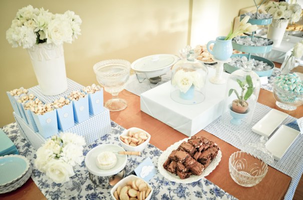 Chá de bebê em tons de Azul e Branco para Menina idéias de decoração chá de fraldas chá de bebê branco azul para meninas azul 